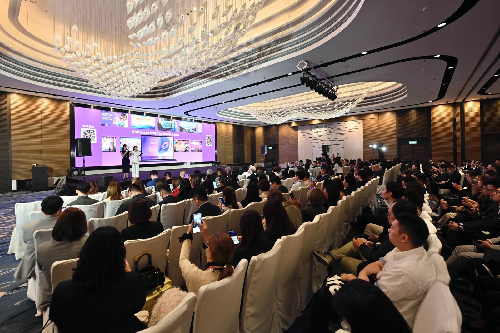 Hong Kong Tourism Board Remixes Business Events with World-Class Gastronomy at Wine & Dine Festival 7 Distinguished guests enjoy the Hong Kong Incentive Playbook 2.0 trade briefing