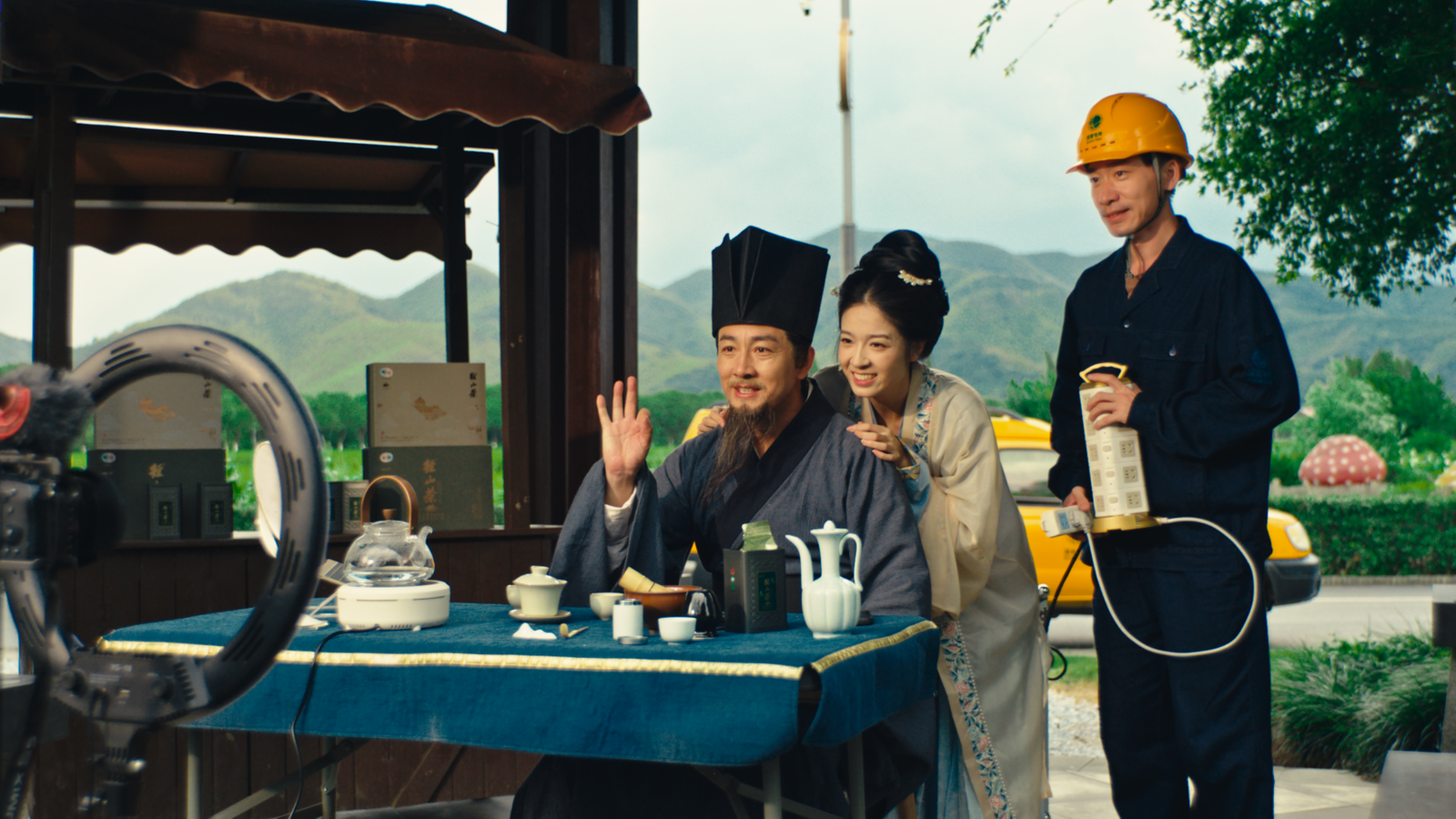 Su Dongpo Witnesses Electricity Lighting the Path to Common Prosperity 1 Su Dongpo encounters farmer Lu Xiaoyu hosting a livestream——a vivid snapshot of Zhejiang’s journey toward common prosperity.