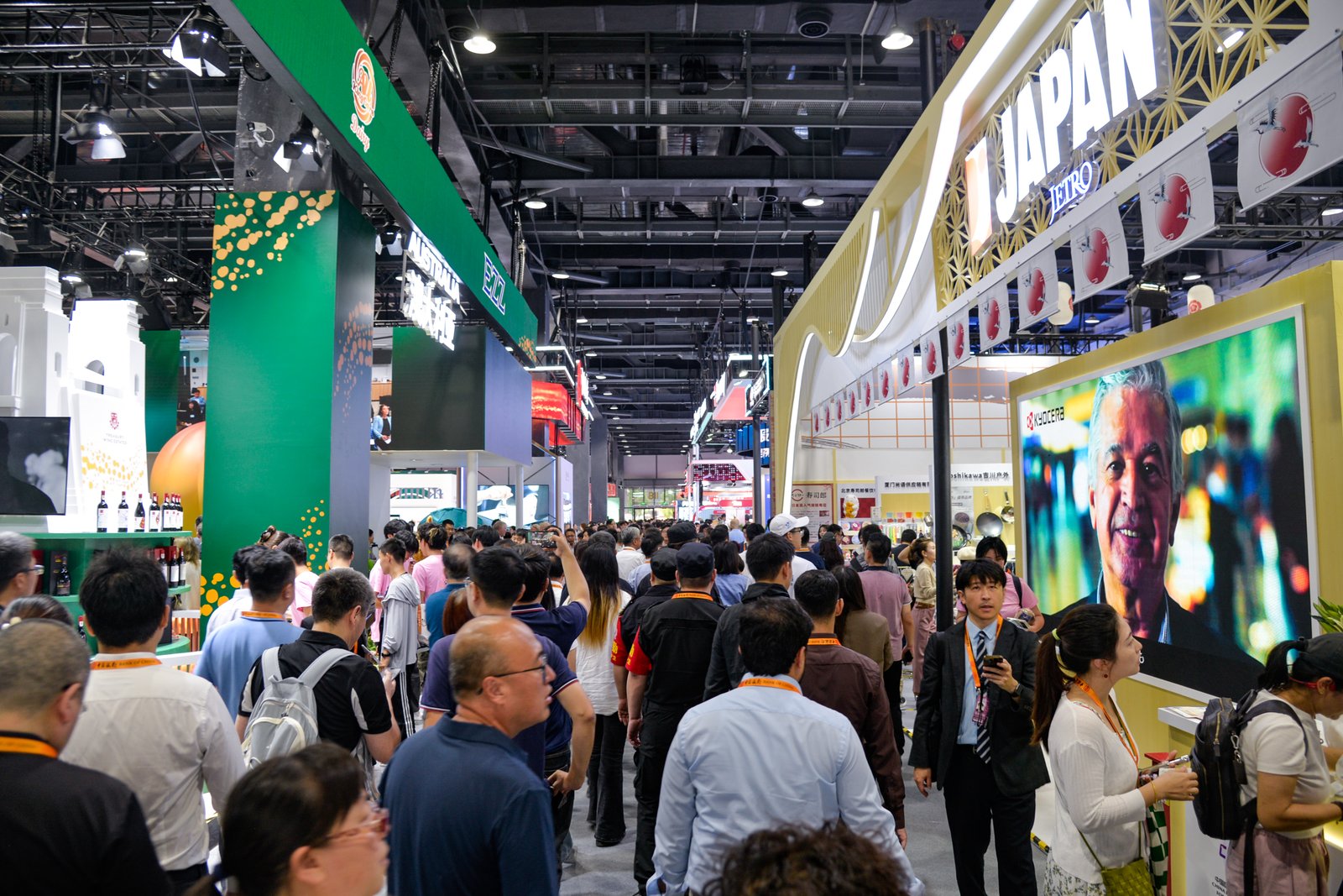 Holding High the Banner of Opening-up and Leading Trade in Services, Beijing Is Setting a New Benchmark for Opening up the Chinese Services Sector: Through the Lens of CIFTIS 2 Caption: People visit the 2025 China International Fair for Trade in Services (CIFTIS) in Beijing, capital of China, Sept. 10, 2025. The 2025 CIFTIS opened in Beijing on Wednesday, themed Embrace Intelligent Technologies, Empower