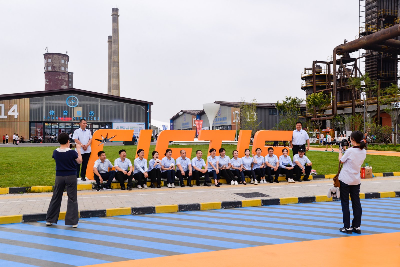 China's innovative service sector unlocks fresh int'l cooperation potential, says Australian accounting expert 2 Catption: Staff members take photos with a sign of the 2025 China International Fair for Trade in Services (CIFTIS) in Beijing, capital of China, Sept. 10, 2025.