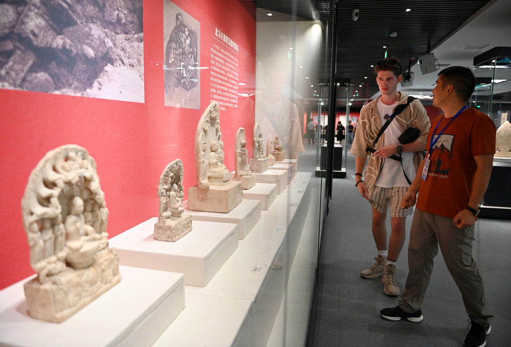 Spotlight on the Conference of Hebei Tourism Industry Development | Handan Branch: Where Taihang Landscapes Meet Historic Cultural Splendor 2 At the Yecheng Museum, foreign visitors explore the exhibits.