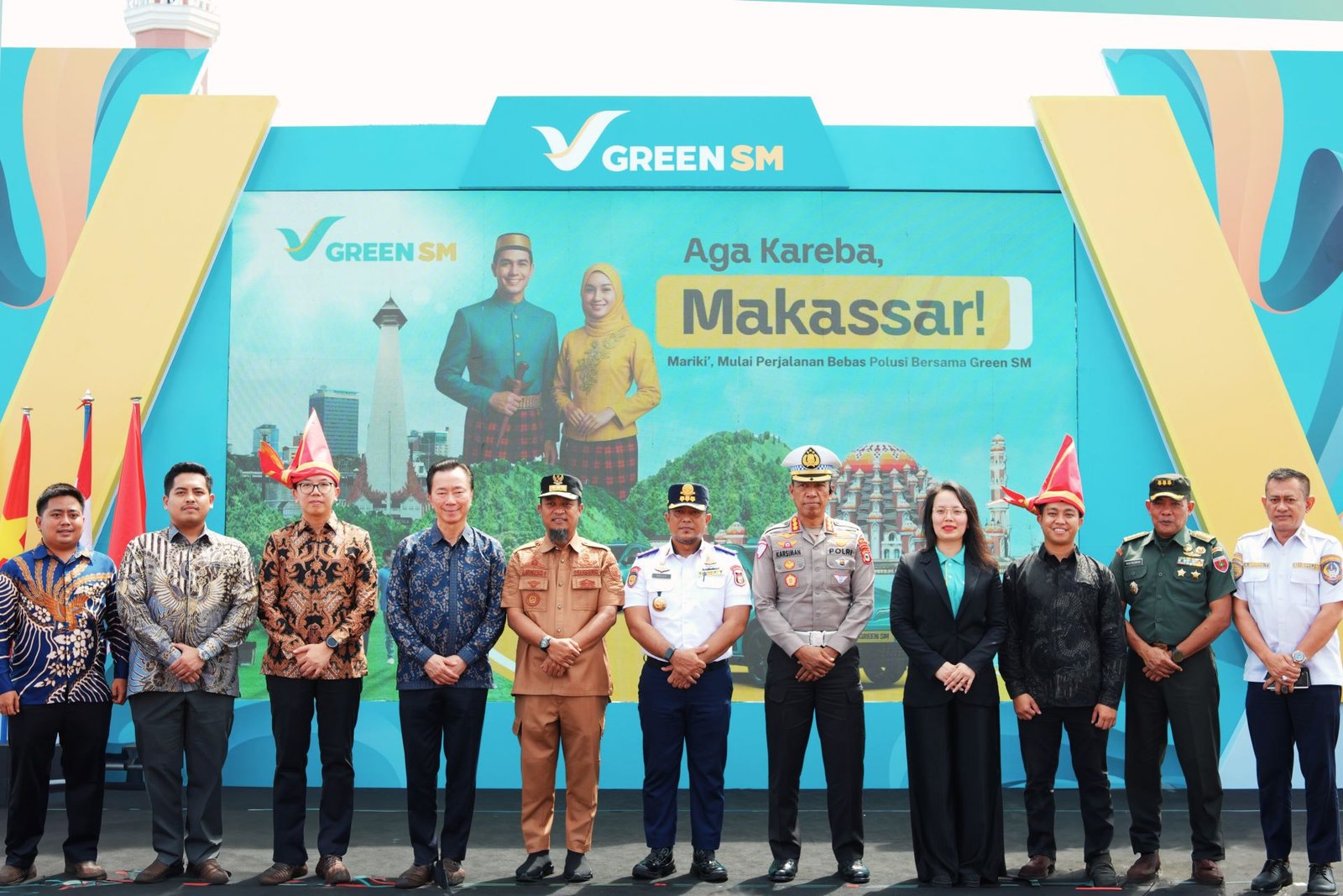 Green SM officially launches electric taxi services in Makassar 1 Deny Tjia, Managing Director of Green SM Indonesia (third from left), joined representatives of the South Sulawesi provincial government, Makassar city authorities, and invited partners at the grand opening ceremony.