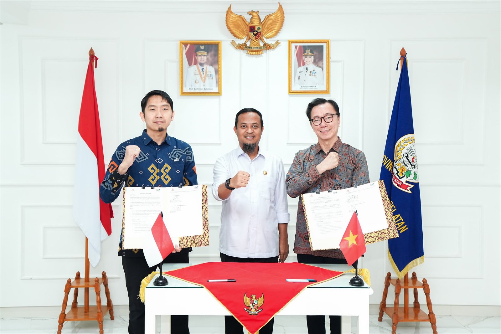 South Sulawesi governor witnesses Vingroup's MOU with regional-owned enterprise for mega project 1 The signing ceremony was attended by Mr. Andi Sudirman Sulaiman, the Governor of South Sulawesi (center), along with senior executives from both companies.