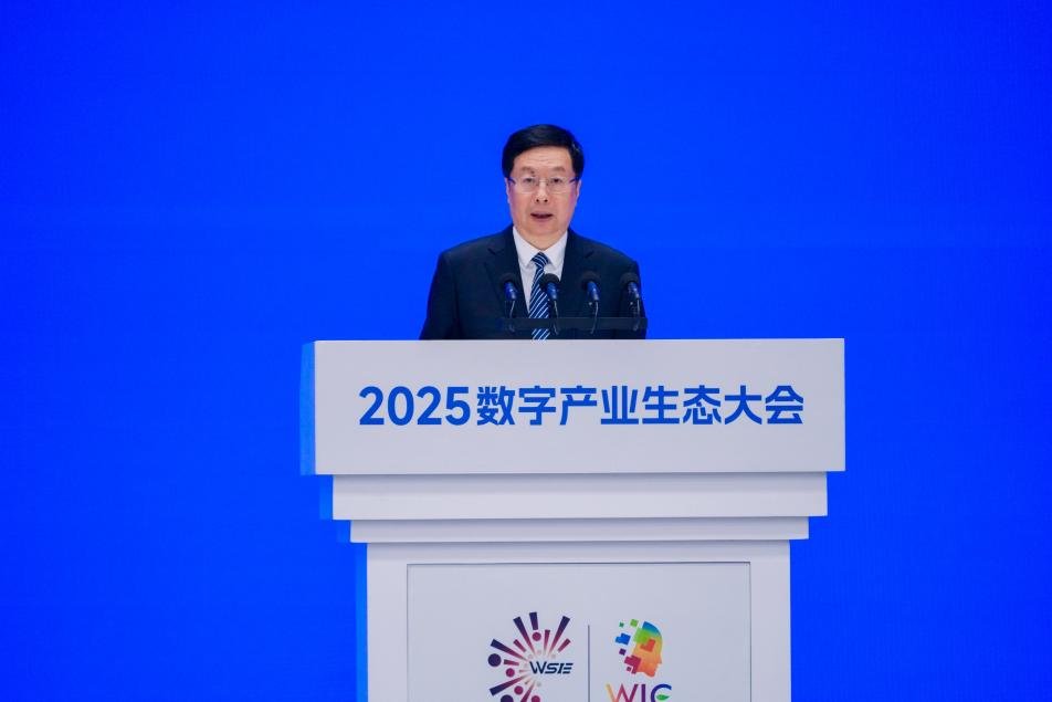 The World Smart Industry Expo 2025 Concludes Successfully, and the 2025 Digital Industry Ecology Conference Bears Abundant Fruits 1 Hu Henghua, Deputy Secretary of the Chongqing Municipal Committee of CPC and Mayor of the Chongqing Municipal Government, attended the 2025 Digital Industry EcologyConference and delivered an opening remarks.