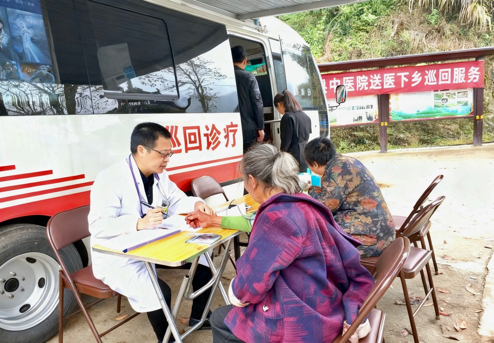 A Signal Through the Mountains: Zhejiang Mobile’s 5G Brings Care to Rural China 2 Inside the Zhejiang Mobile 5G‑enabled mobile clinic, a doctor is using connected diagnostic devices to examine patients and transmit real‑time data to upper‑level hospitals.