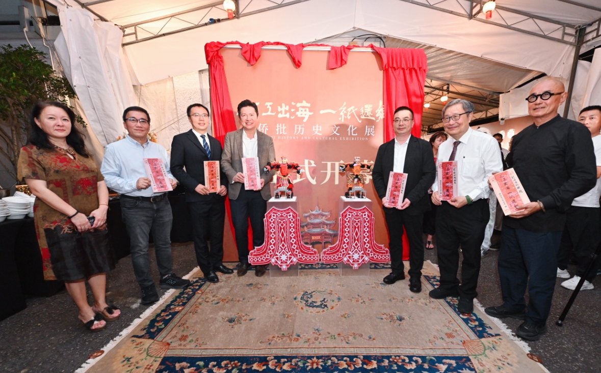 2025 "Three Rivers Flow into the Sea, One Letter Brings the Tide Back" Qiaopi History and Cultural Exhibition Opens in Singapore 2 At the ceremony, a Shantou Yingge Dance robot presented Qiaopi to guests to mark the exhibition’s opening.