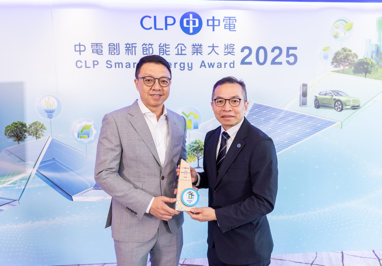 Steven So, Chief Technology Officer of NTT Com Asia, receives the trophy at the Award Presentation Ceremony of CLP Smart Energy Award 2025.