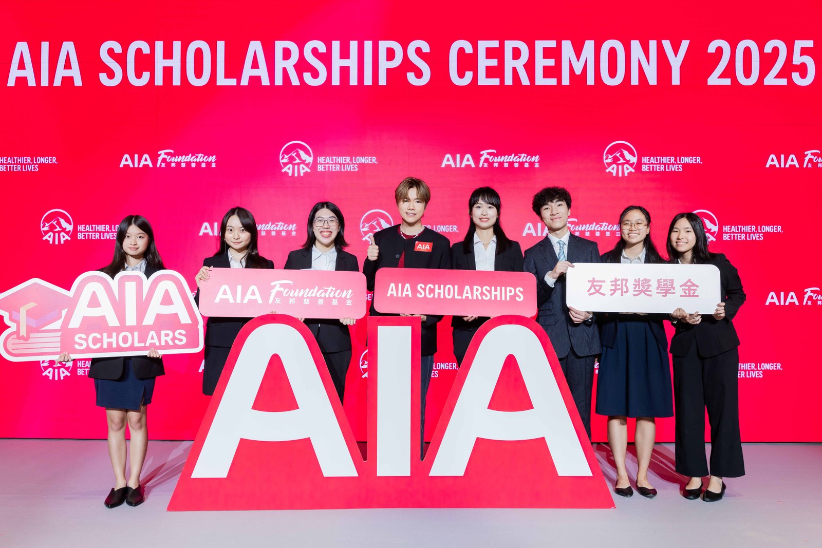AIA Foundation celebrates 30th anniversary with award of AIA Scholarships to the 5th cohort and launch of "AIA Purpose in Action" initiative 5 AIA Rethink Healthy ambassador Mr. Hins Cheung, AIA Scholars and graduates.