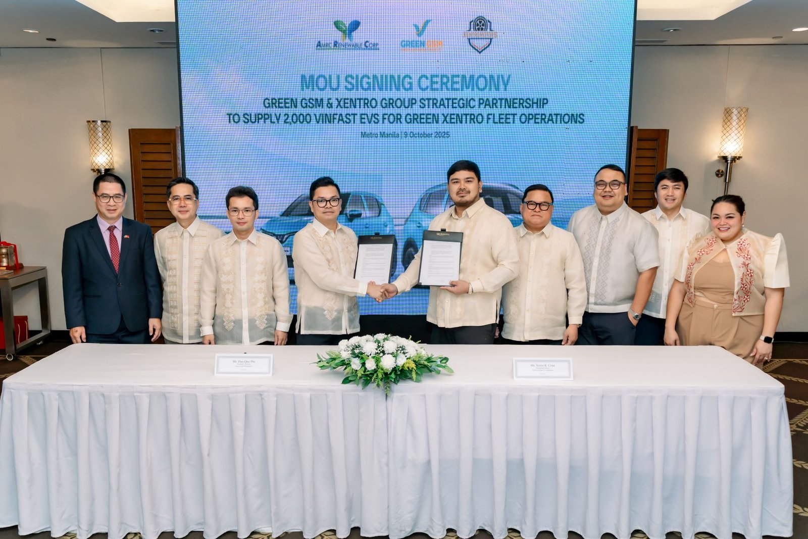 Green GSM and Xentro Group collaborate to promote all-electric ride-hailing across the Philippines 1 Representatives of the Vietnamese government, Philippine local authorities, GSM, and Xentro Group at the MOU signing ceremony on the supply of 2,000 VinFast EVs to operate the Green Xentro fleet.