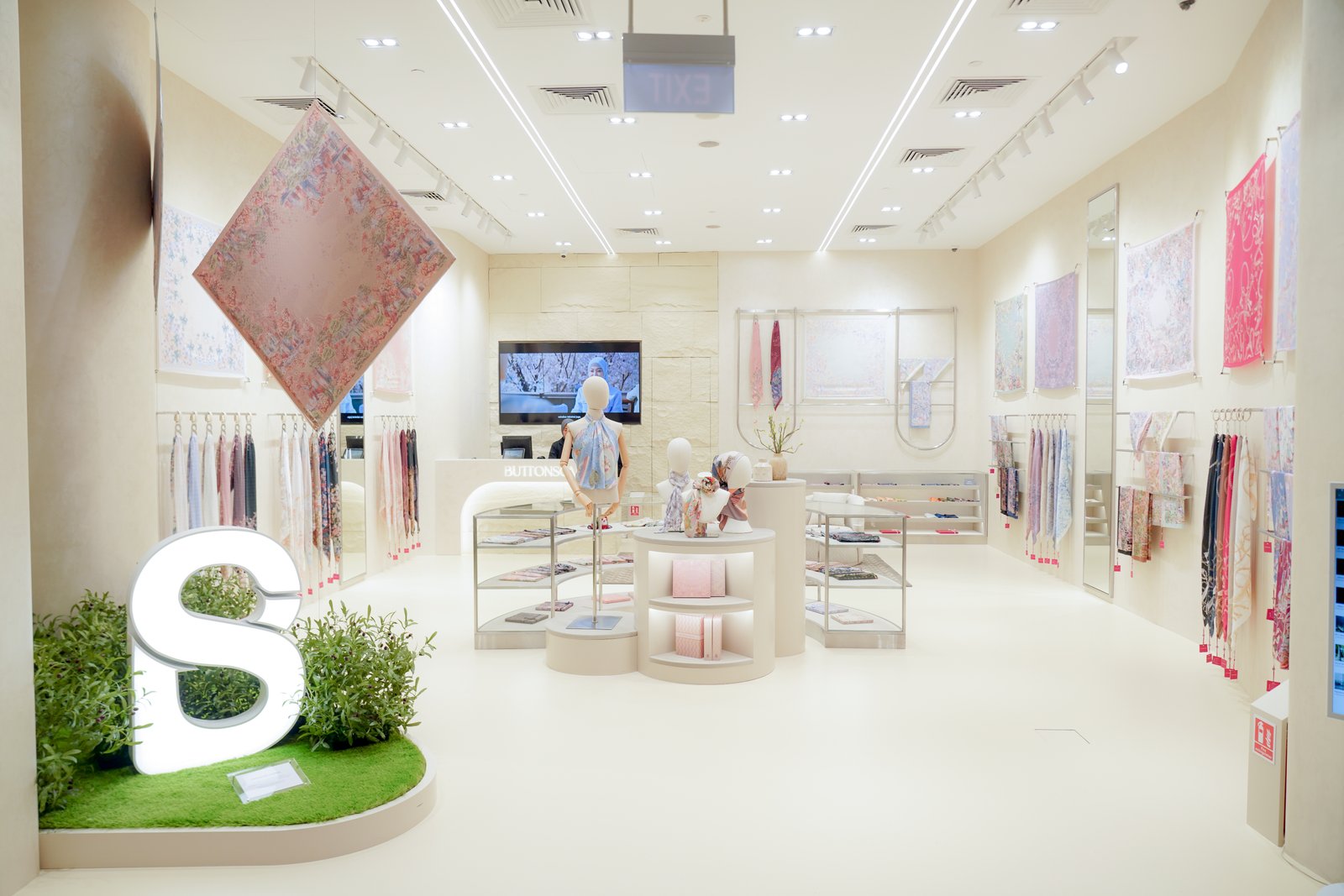 A Major Leap in Regional Expansion: Buttonscarves Opens Its First Singapore Store at Jewel Changi Airport, The World-Class Lifestyle Destination 1 Buttonscarves @ Jewel Changi Airport