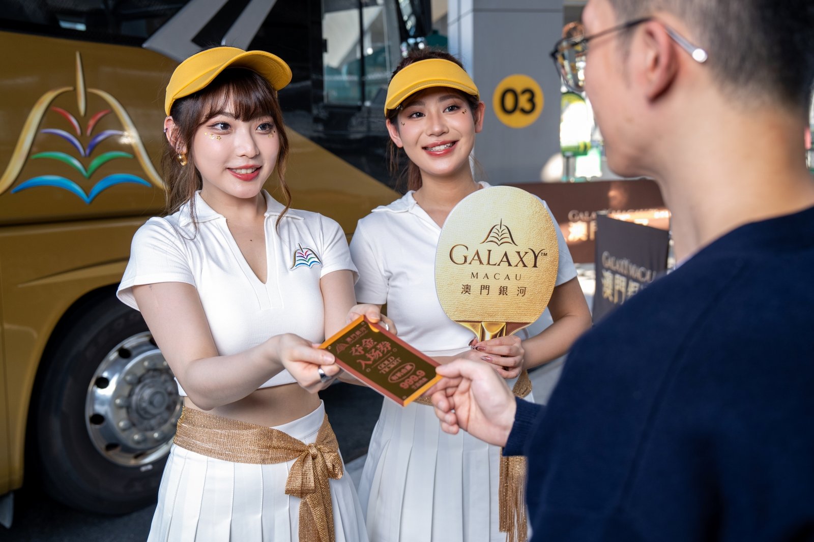 ‘Gold, Glory & Galaxy’ Lucky Draw to Surprise Galaxy Macau Guests with Glittering Array of Prizes this November 2 Guests boarding Galaxy Macau™ shuttle bus at Border Gate (near Gongbei), the Hong Kong-Zhuhai-Macao Bridge, or the Hengqin Border Checkpoints will get a ticket to win fascinating prizes in “Gold, Glory and Galaxy” lucky draw. Other Galaxy Macau shuttle bus guests can also enrol by scanning the same QR code onboard.