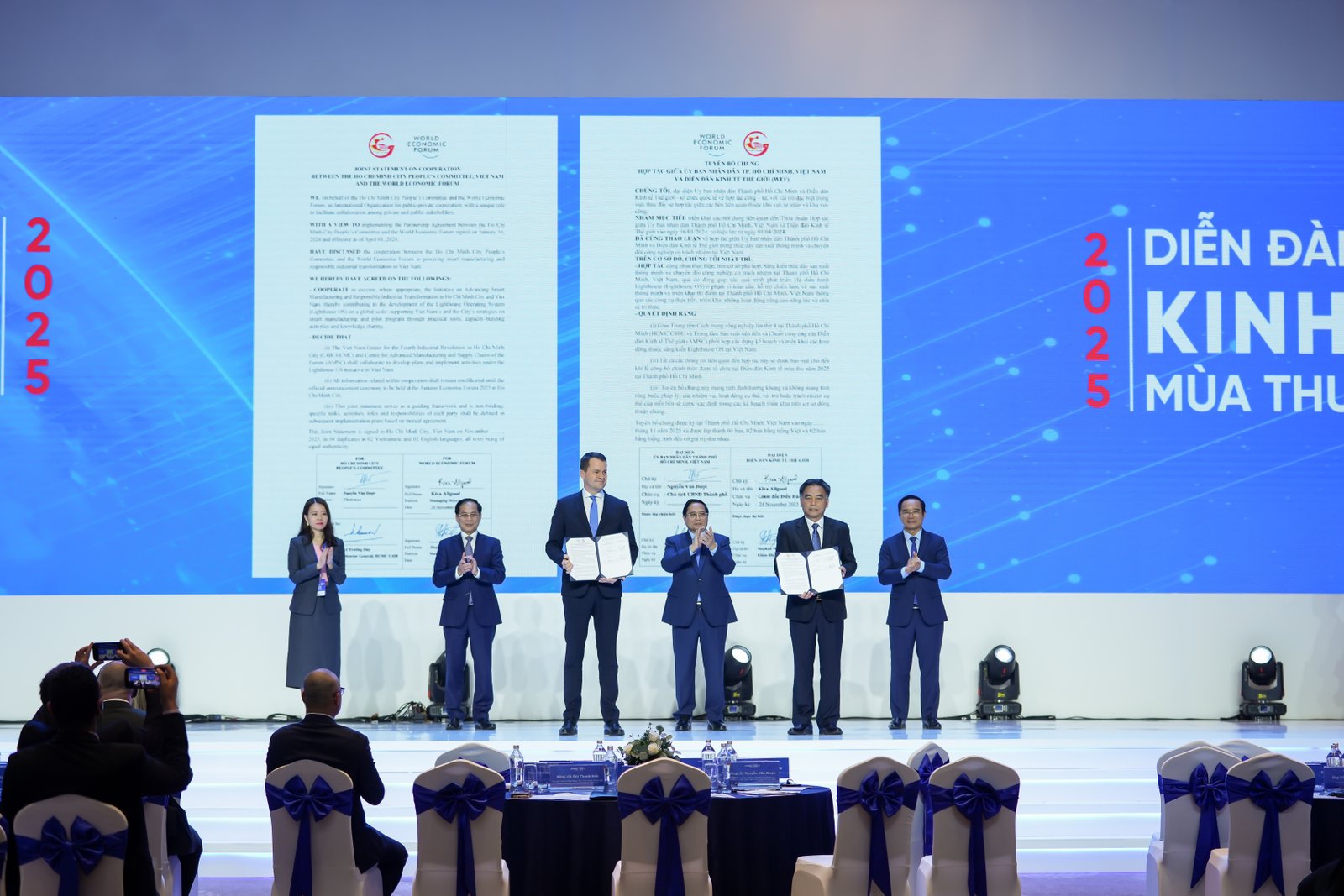 The Autumn Economic Forum 2025: Vietnam affirms its leading role in the region, driving global investment into the pillars of green and digital transformation 1 Vice Chairman of Ho Chi Minh City People’s Committee Nguyễn Lộc Hà and WEF Managing Director Stephan Mergenthaler presented the Joint Statement between Ho Chi Minh City and WEF in the presence of Prime Minister Phạm Minh Chính, Deputy Prime Minister Bùi Thanh Sơn, and leaders of Ministries and the City.