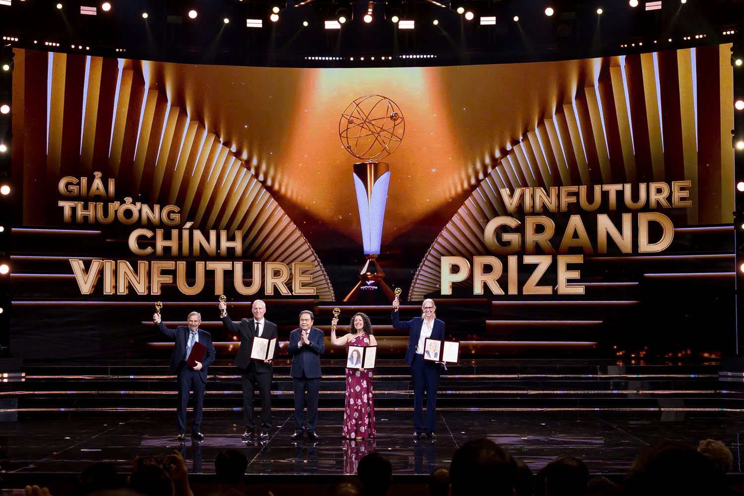 Vinfuture 2025 Honors Four Groundbreaking Scientific Achievements Under The Theme "Rising And Thriving" 1 The Chairman of the National Assembly of Vietnam, Mr. Tran Thanh Man, presents the VinFuture 2025 Grand Prize, worth USD 3 million, to the laureate scientists.