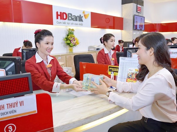 HDBank posts US$562.4 million profit in nine months, proposes 30% dividend and bonus share plan 1 Customers conduct transactions at an HDBank branch in HCM City.