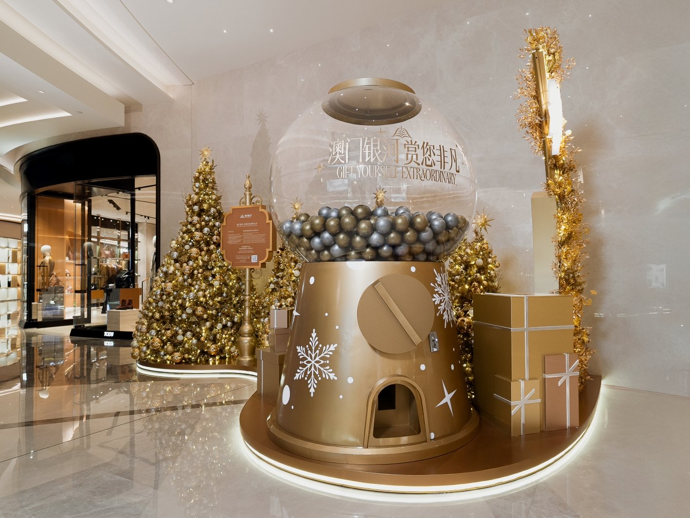 This Winter, ‘Gift Yourself Extraordinary’ – at Galaxy Macau – and Discover the Luxury Resort’s Biggest Winter Edition Ever 4 “Gift Yourself Extraordinary” this festive season by shopping at Galaxy Promenade, spending MOP8,000 or more to join the lucky draw at the giant Gacha machine at Promenade Central for chances to win dining and shopping vouchers for a more rewarding festive season.